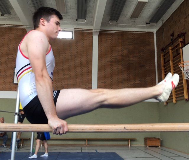 Fabian an der Vorhebhalte am Barren Fabian an der Vorhebhalte am Barren