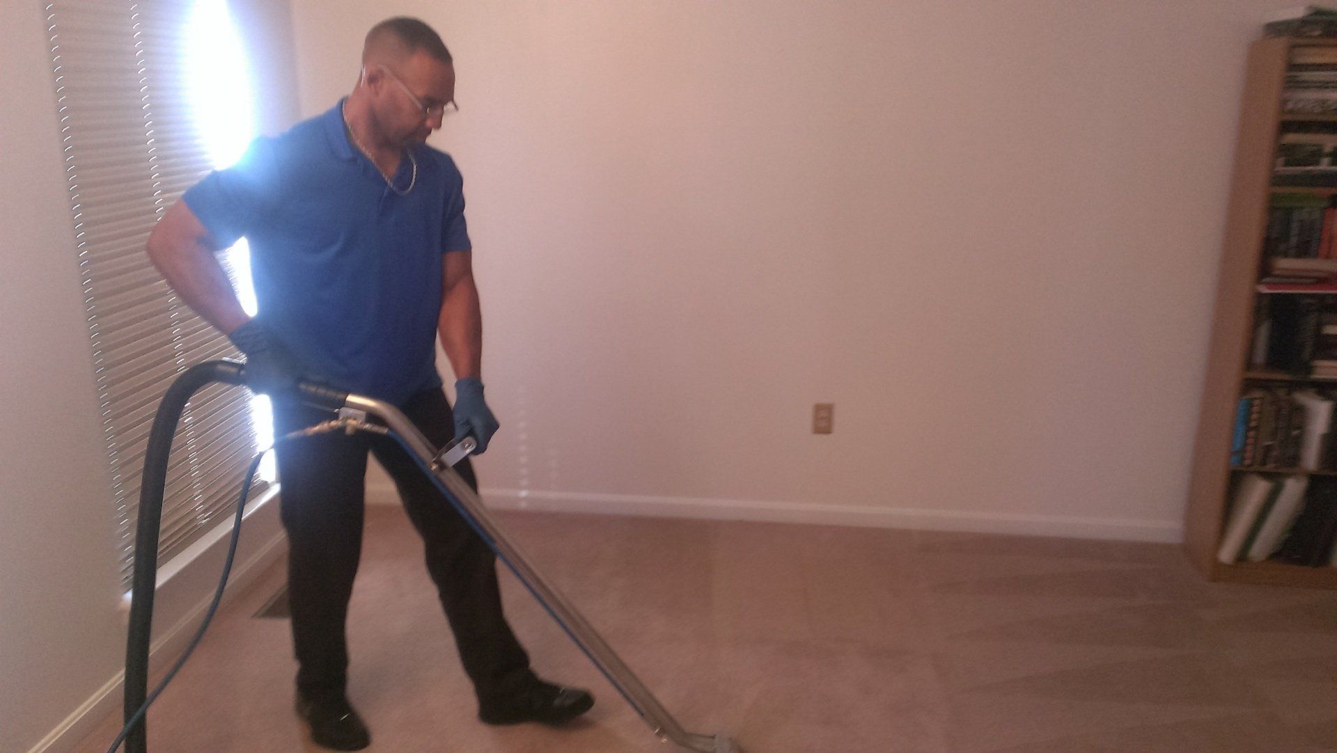 Expert Technician Cleaning Carpet