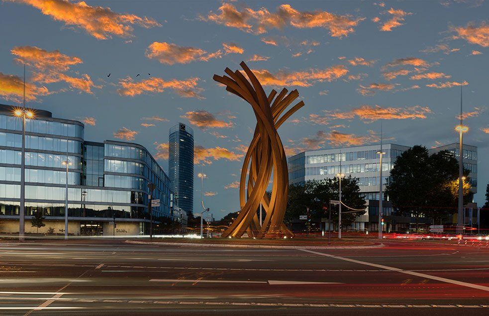 Kreisverkehr mit Kunstwerk