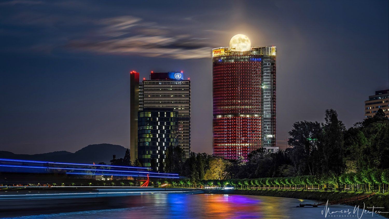 Supermond mit 2 Hochhäusern