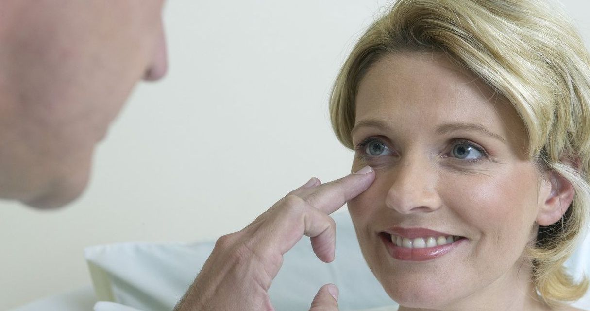 Mujer sometiéndose a un estudio para su cirugía facial en Las Palmas
