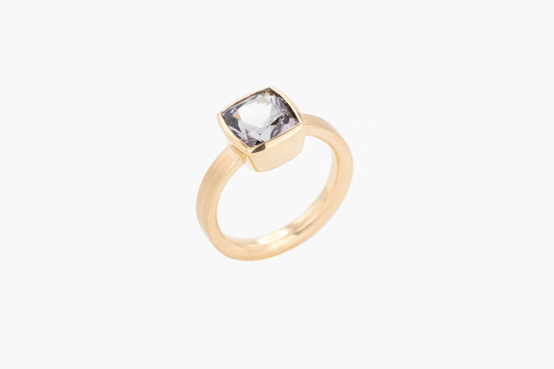 Ring, 750 Rotgold, Spinell, Goldschmiede München
