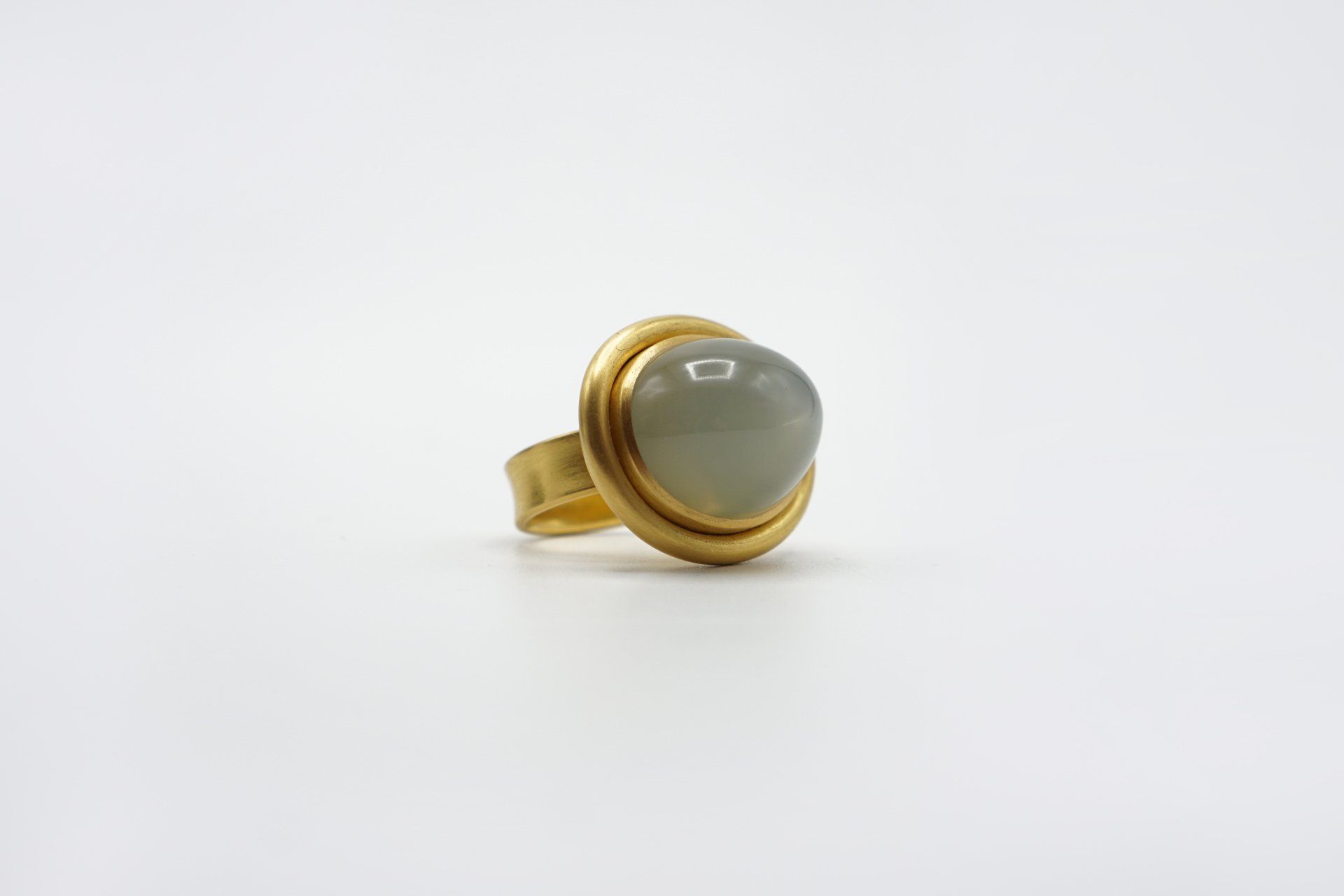 Ring, 900 Gelbgold, Mondstein, Goldschmiede München