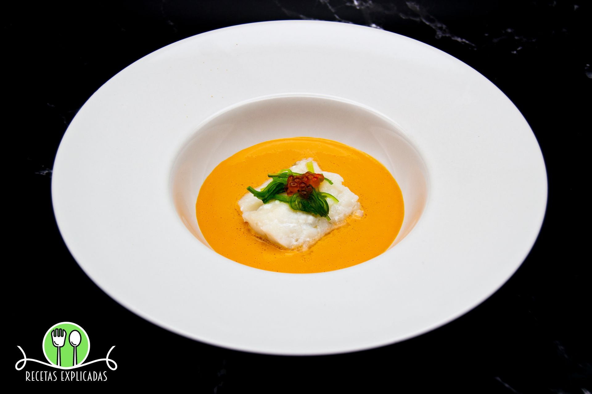 bacalao confitado, crema de oricios, pilpil de bacalao, huevas de oricios La Fortunata, huevas de trucha Selectos de Castilla, alga wakame, albariño La Fortunata, O Graneiro de Amelia, receta de bacalao, cocina gallega, recetas explicadas