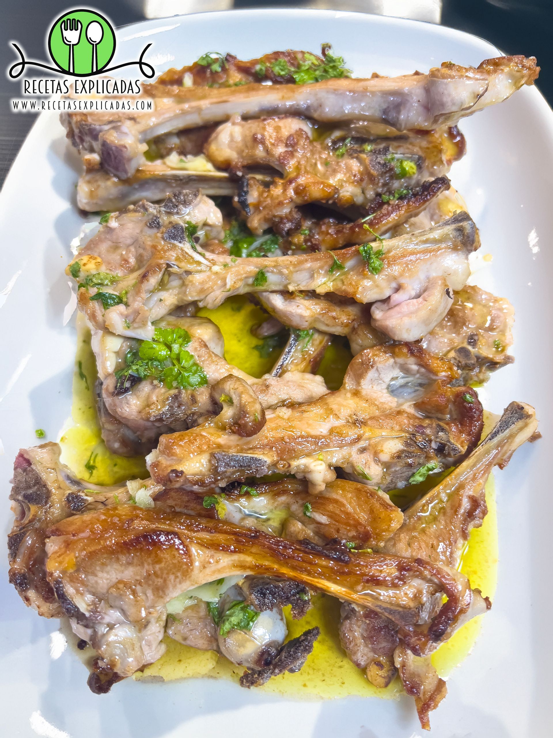 chuletilla de lechazo al ajillo, recetas explicadas
