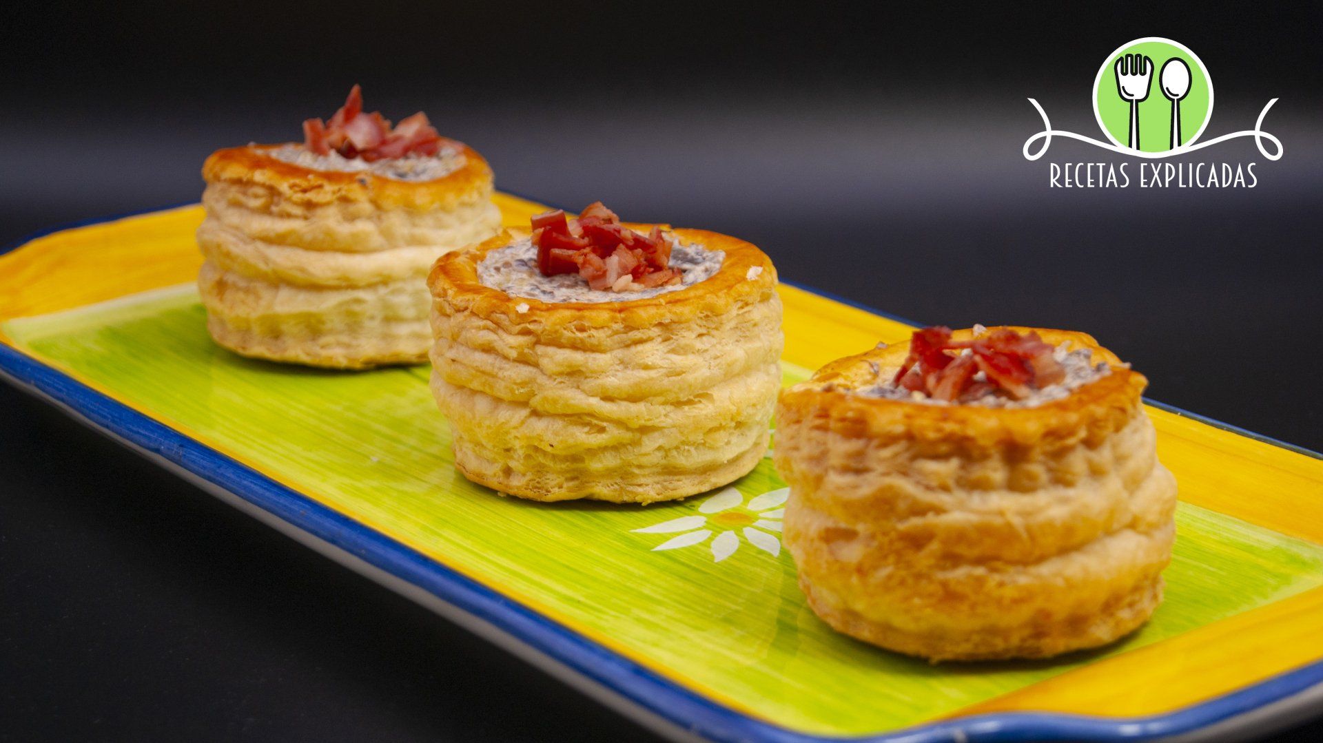 Volovanes rellenos de bacon, champiñones y queso