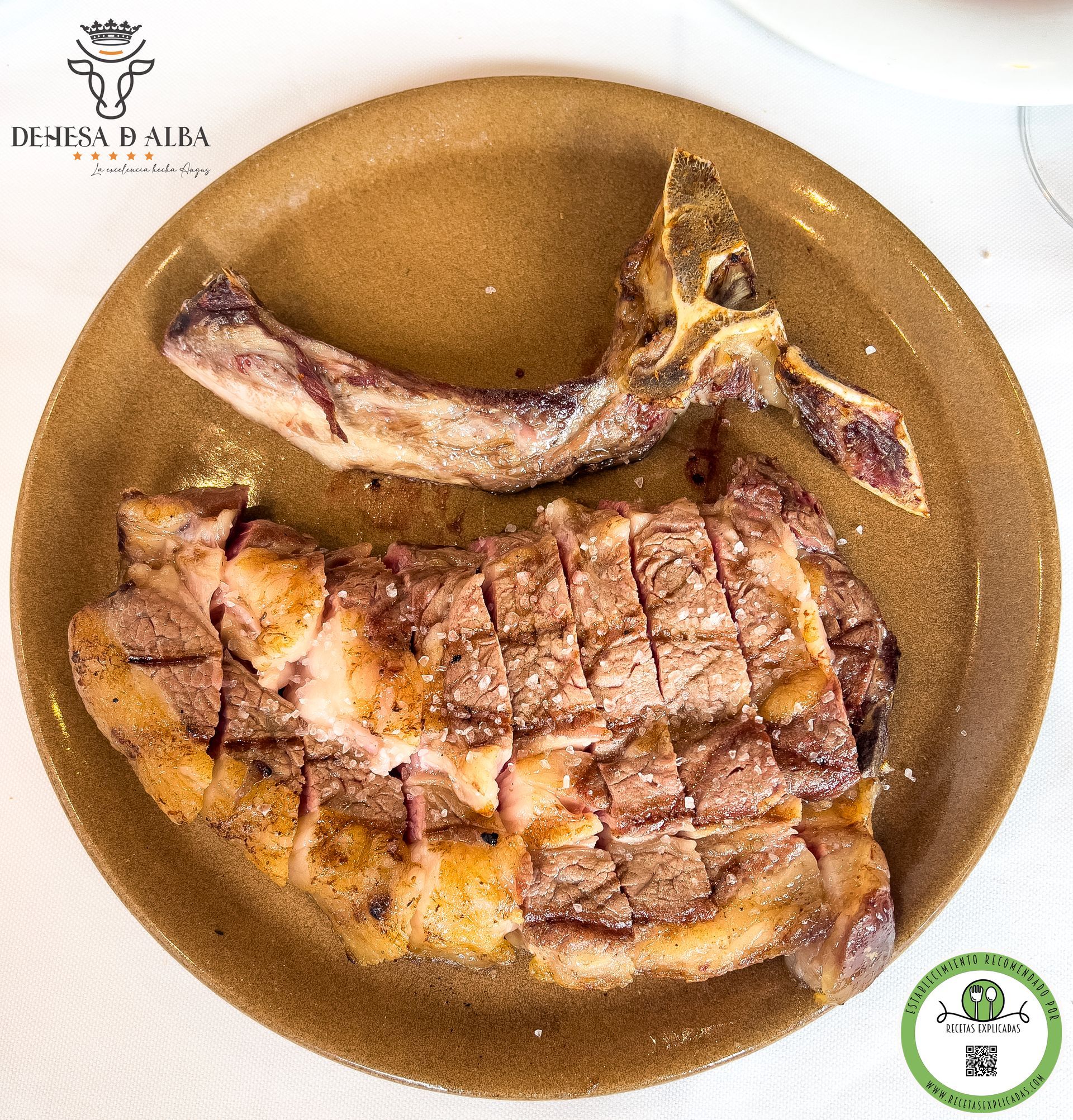 chuletón Angus, carne Angus Salamanca, Dehesa de Alba, vacuno Angus, chuletón madurado, maduración en seco, carne premium, chuletón a la brasa, carne a la piedra, recetas explicadas, chuletón al punto, sal Maldon carne