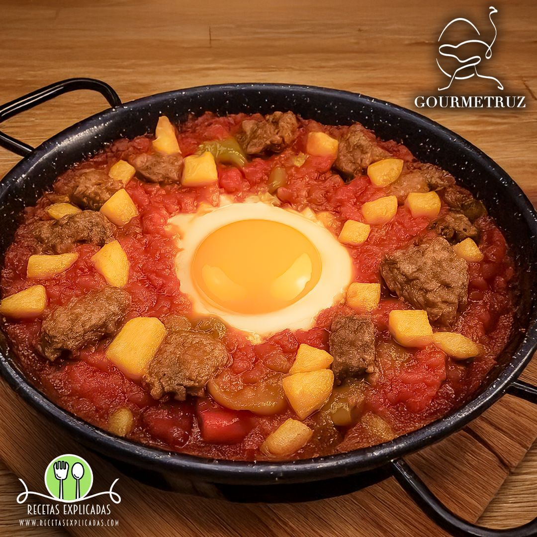 Huevo de Avestruz Frito Acompañado de Carne de Muslo de Avestruz Sobre Pisto Agripicante