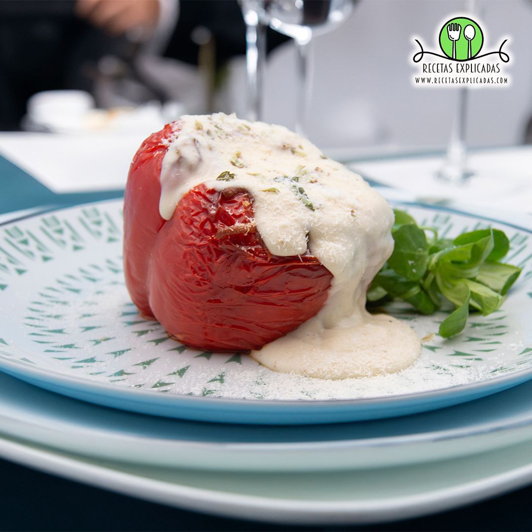 Pimiento relleno con carne, pisto y bechamel de queso azul
