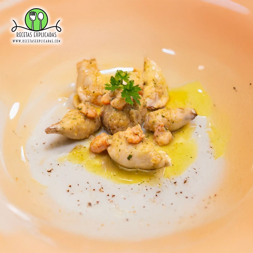 Chipirones con rape y gambas al azafrán