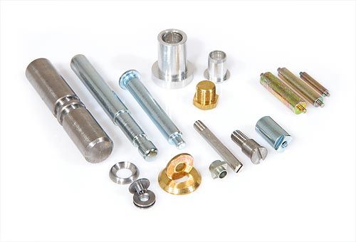 Unterschiedliche Metallachsen, Hülsen und Drehteile