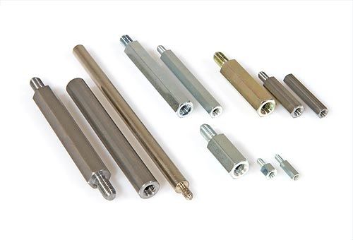 Verschiedene Abstandshalter und Bolzen aus Metall