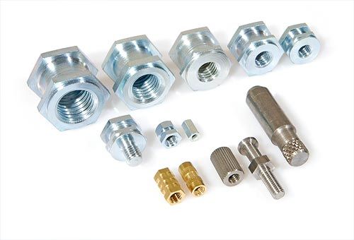 Verschiedene Gewindebuchsen, Muttern und Drehteile