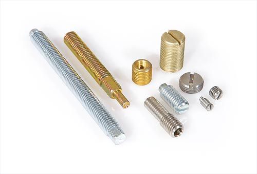 Verschiedene Schrauben, Bolzen und Gewindeteile für Möbelindustrie