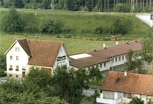 historisches Firmengebäude mit moderner Erweiterung