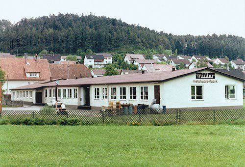 historisches Firmengebäude mit moderner Erweiterung