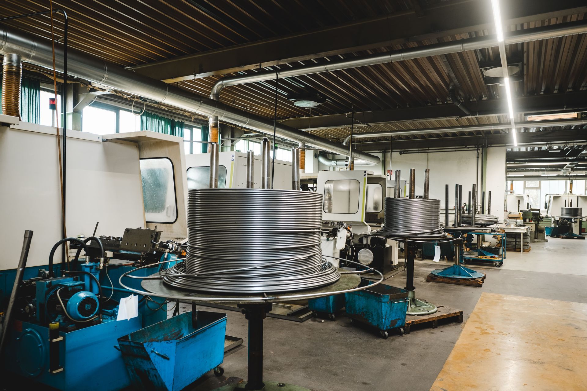 Moderner Maschinenpark mit vier CNC-Maschinen in der Werkhalle