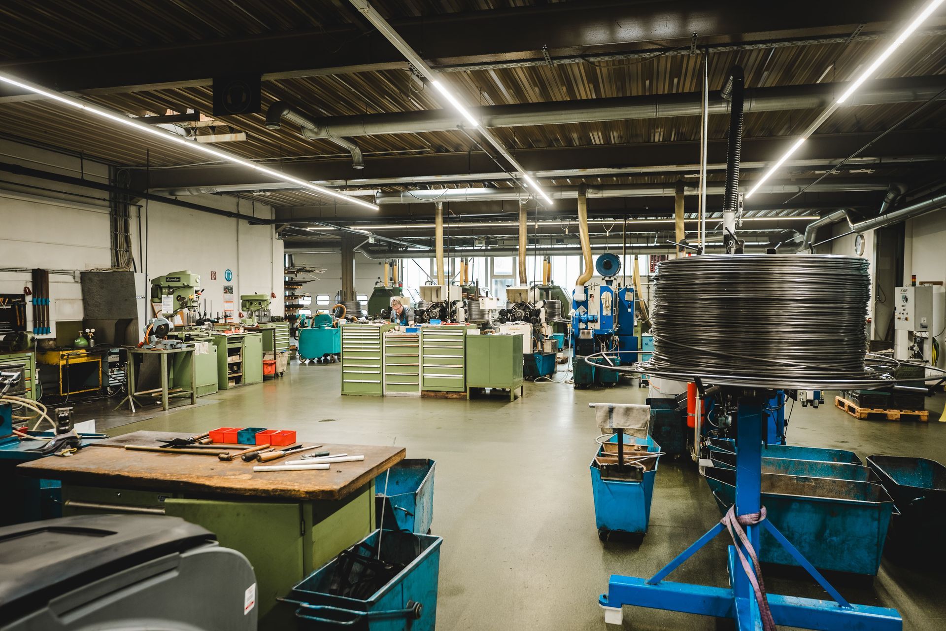 Moderner Maschinenpark mit vier CNC-Maschinen in der Werkhalle