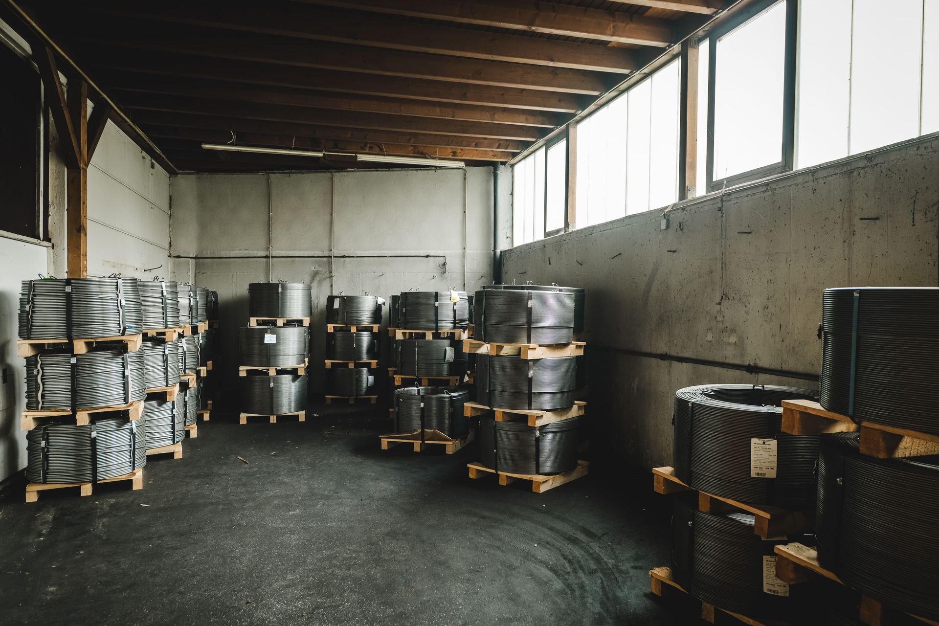 Lager mit aufgewickelten Stahlrollen auf Paletten