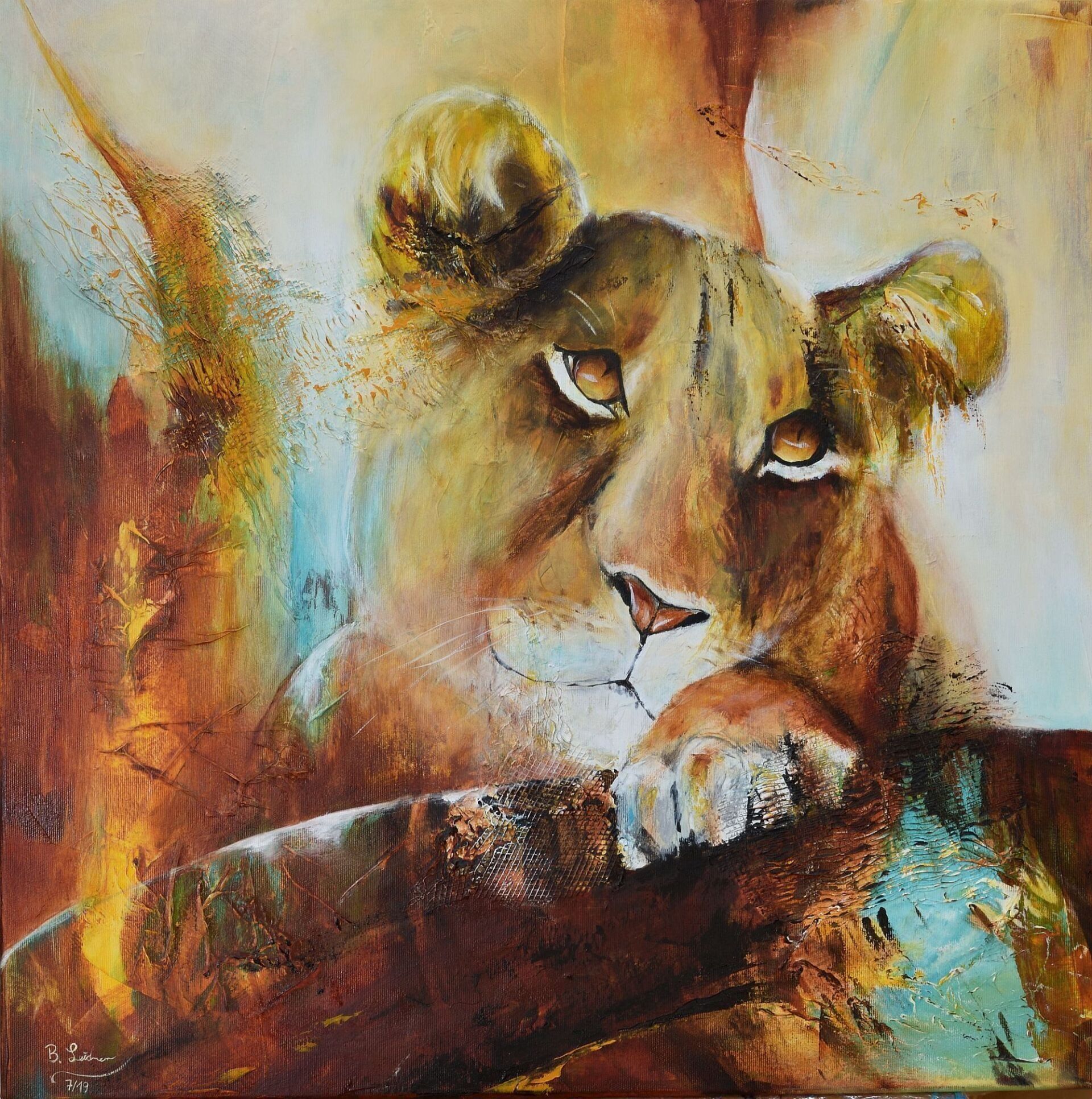 Gemälde einer jungen Löwin, die treuherzig nach oben blickt, in den Farbtönen ocker, weiß, orange, sienna, braun, türkis