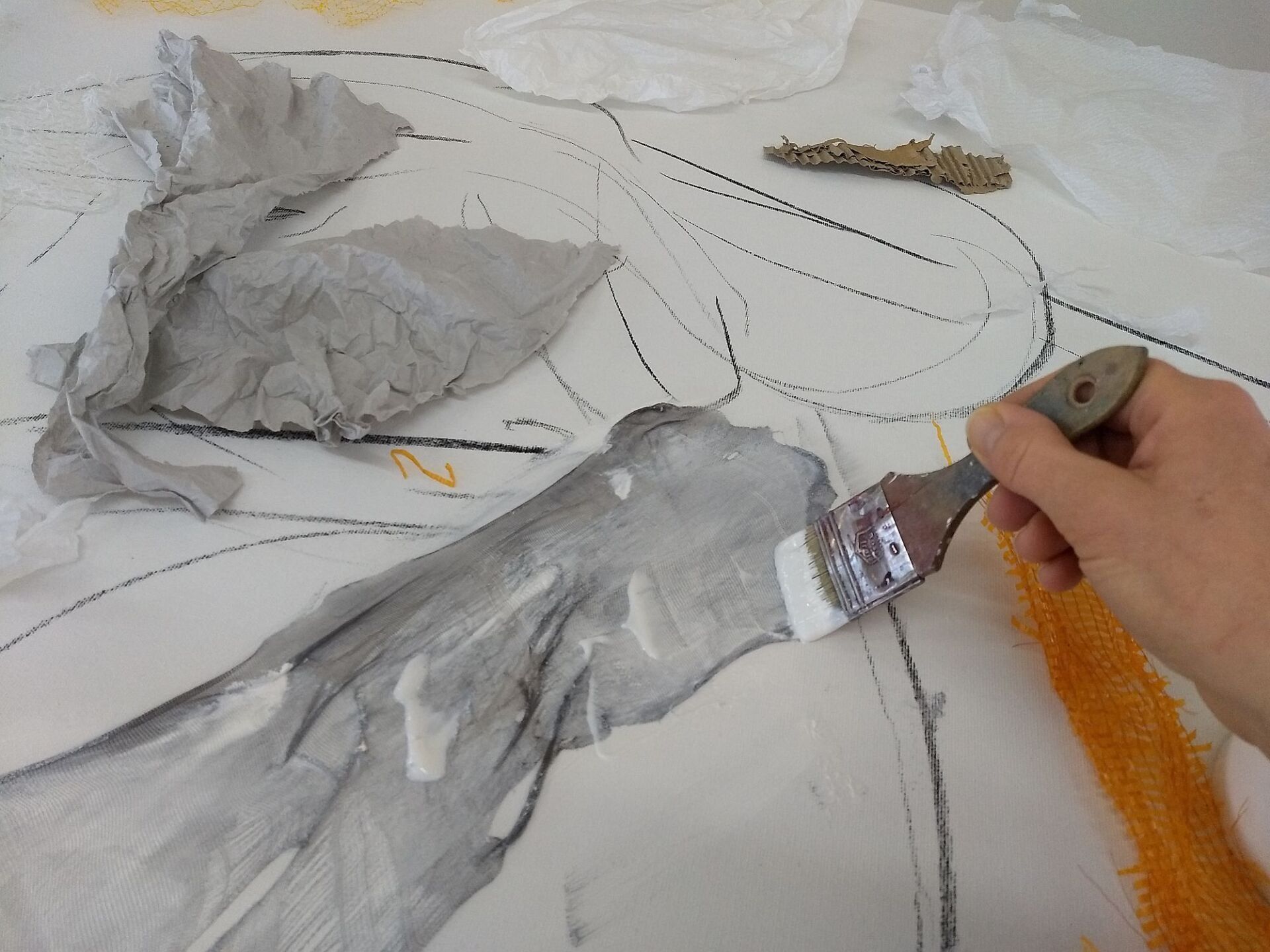Strukturmaterial wird auf eine Leinwand geklebt