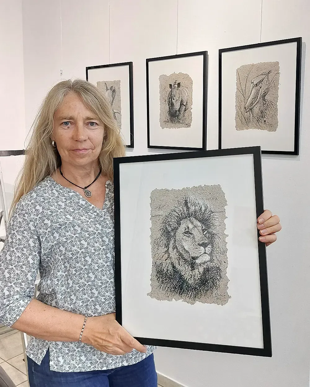 drei kleine Potraits von Gorillas an einer Wand