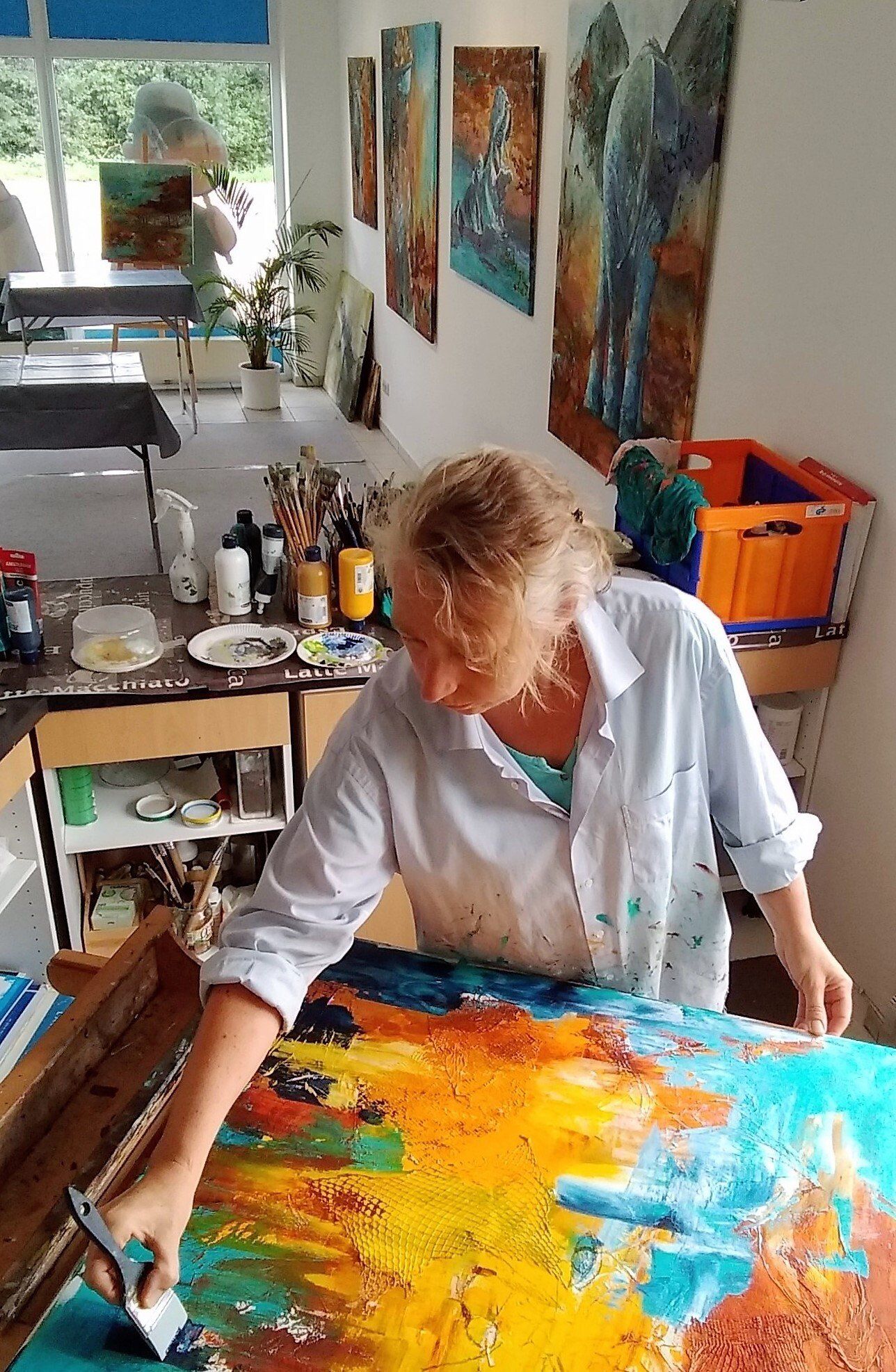 Bianca Leidner in ihrem Atelier beim Anlegen der ersten Farbschicht eines Bildes.