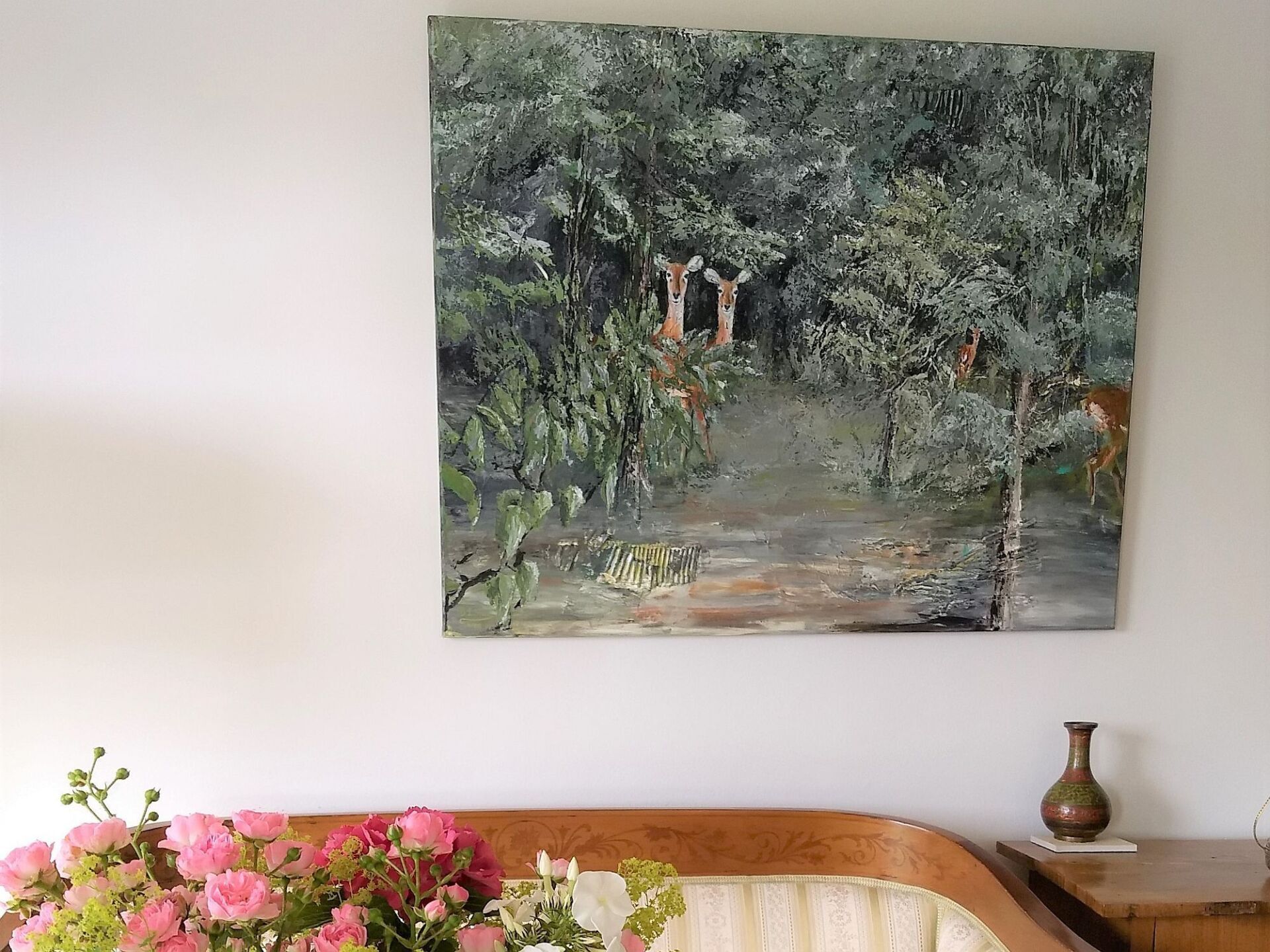 Gemälde mit Buschböcken in Ghana an einer Wand über einem Sofa
