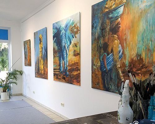 Ein Katalog mit der Rückseite eines Elefanten auf dem Titelbild. Die Überschrift lautet Galerieatelier Bianca Leidner - Tiere | Menschen | Afrika