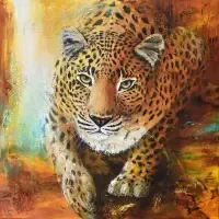 modernes, quadratisches Acrylgemälde eines Leoparden, der direkt auf den Betrachter zuschleicht. Farben: Sienna, ocker, orange, weiß