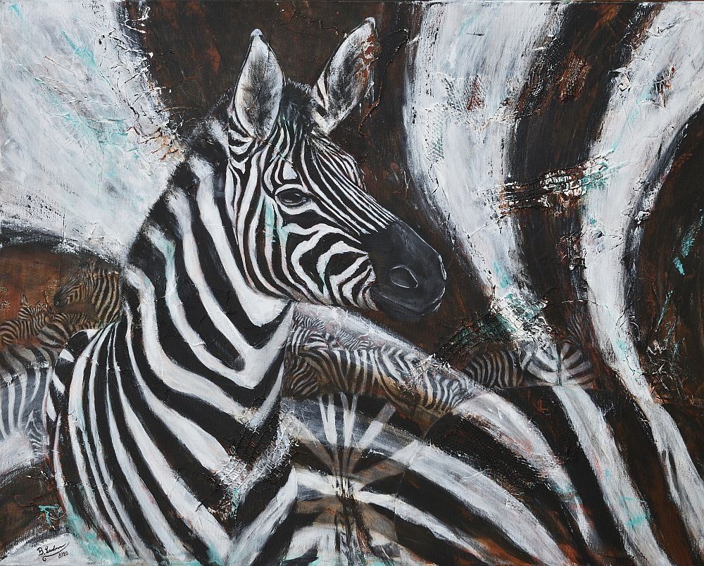 modernes Acryl-Gemälde einem Zebra-Portrait im Vordergrund, dahinter eine Herde Zebras, die nur schwach durch das Zebramuster zu kennen sind, das den ganzen Bildhintergrund überzieht. Farben: schwarz, weiß, grau, ein wenig dunkles rot und türkis