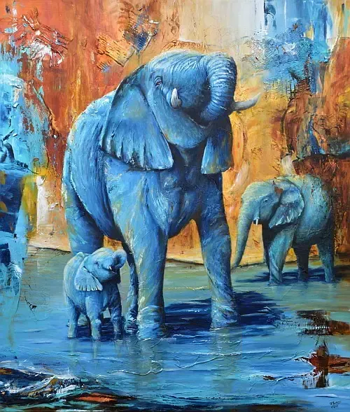 modernes Acryl-Gemälde von einem großen und zwei kleinen Elefanten, die am Fluss stehen und trinken. Kräftige farben: die Elefanten in blaugrau, das Wasser in blau, der Hintergrund abstrakt in ocker und sienna. Im Hintergrund sind noch mehr versteckte Elefanten zu erkennen.