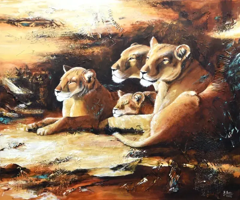 modernes Acryl-Gemälde einer liegenden Löwenfamilie, zwei Löwenmütterund ein junger Löwe blicken aufmerksam in die Ferne. Ein Löwenjunges liegt mit dem Kopf auf den Pfoten seiner Mutter und kneift die Augen zusammen. Farben; dunkelbraun, sienna, cremeweiß, ocker