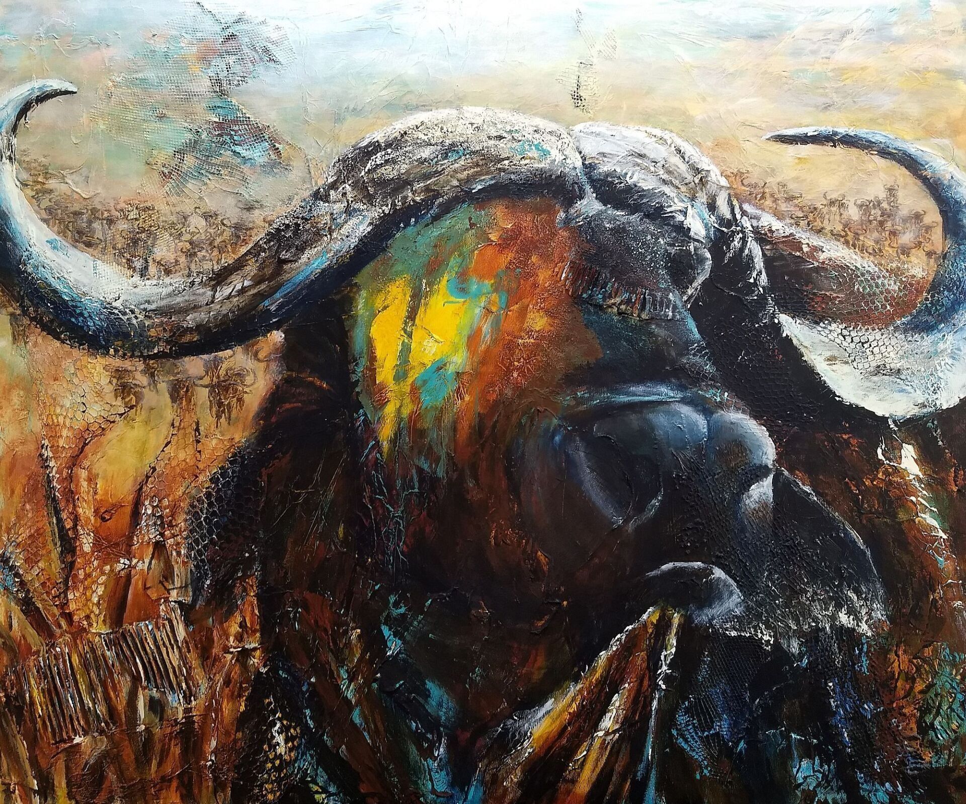 Portrait eines afrikanischen Büffels, bei dem eine Gesichtshälfte mit leuchtenden Farben übermalt ist