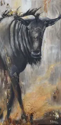 Gemälde im schmalen Hochformat, das ein Gnu von vorne und leicht von der Seite zeigt. Der Hintergrund ist abstrakt in hellem Sienna, und Grautönen