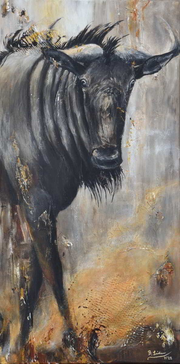 Eines der afrikanischen Herdentiere, die man auf einer Safari häufig sieht. Große frontale Ansicht, dahinter abstrakter Hintergrund in Sienna, weiß grau, braun