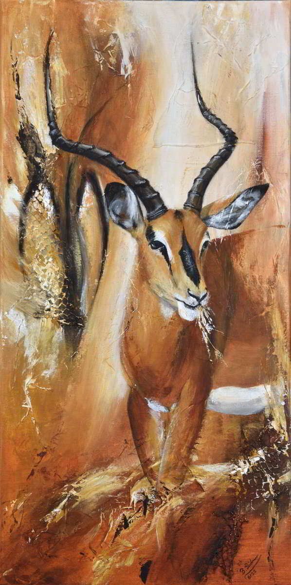 Eines der afrikanischen Herdentiere, die man auf einer Safari häufig sieht. Große frontale Ansicht, dahinter abstrakter Hintergrund in Sienna, weiß grau, braun