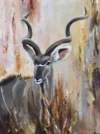 Gemälde im Hochformat, das einen männlichen Kudu mit großen gedrehten Hörnern seitlich und von vorne zeigt. Der Hintergrund ist abstrakt in sienna, grau und ocker