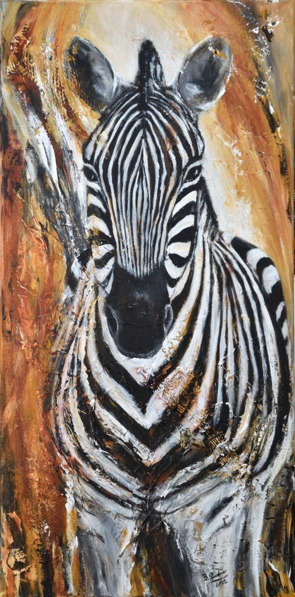 Eines der afrikanischen Herdentiere, die man auf einer Safari häufig sieht. Große frontale Ansicht, dahinter abstrakter Hintergrund in Sienna, weiß grau, braun