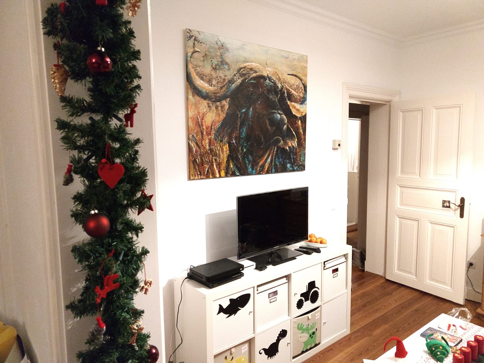 Gemälde eines afrikanischen Büffels in der Wohnung der Bilderkunden