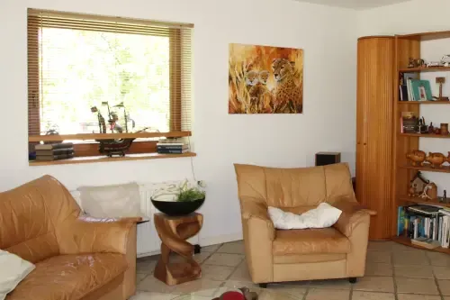 Gemälde mit einer Gepardenmutter und zwei Jungen an der Wand eines Wohnzimmers