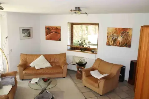 Wohnzimmerwand mit Bildern