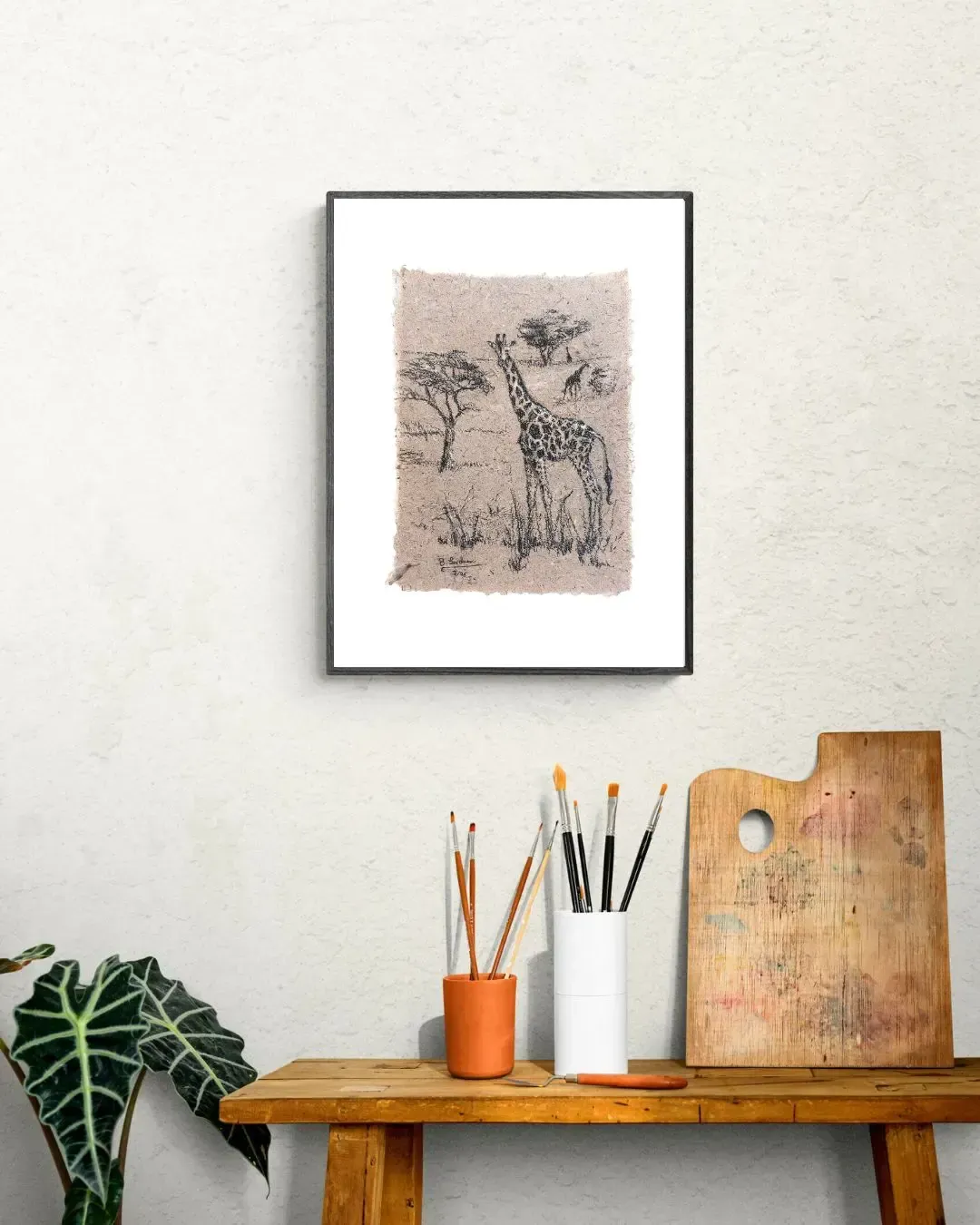 Giraffen mit Kohle auf Elefantenpapier gerahmt an der Wand über einer Komode