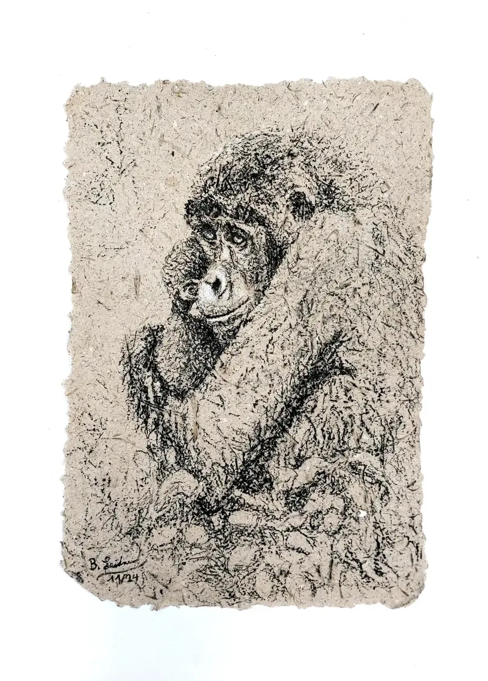 Gorillamama, die ihr Baby schützend im Arm hält. Mit Kohle auf Elefantenpapier gezeichnet