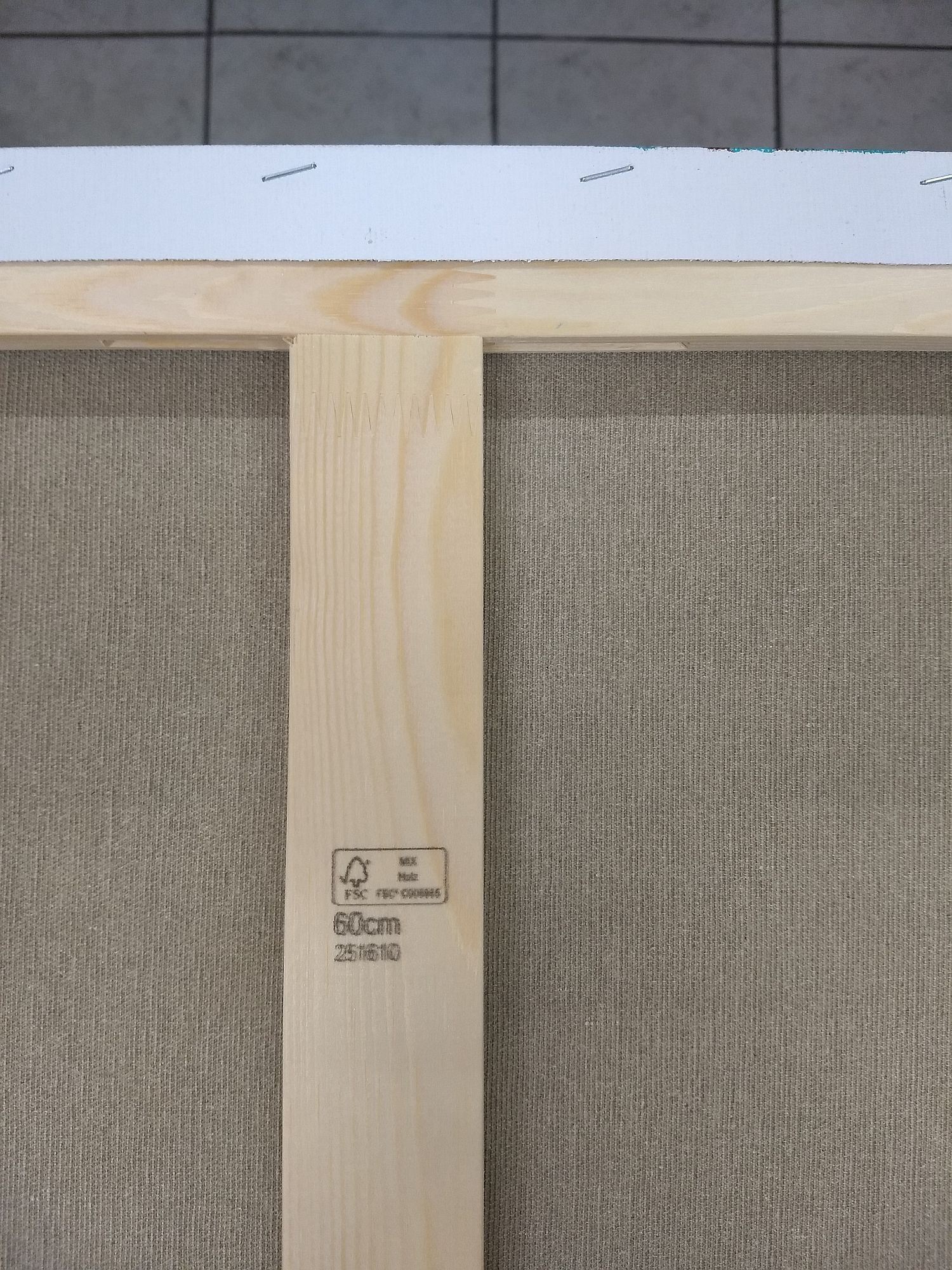 Rückseite eines Keilrahmens aus FSC zertifiziertem Holz