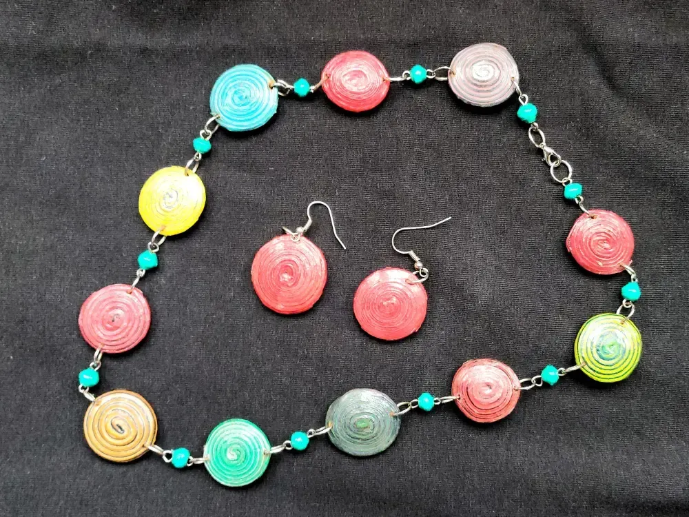 Eine bunte Kette mit Perlen aus Elefantenpapier, das in Uganda aus Elefantendung hergestellt wurde