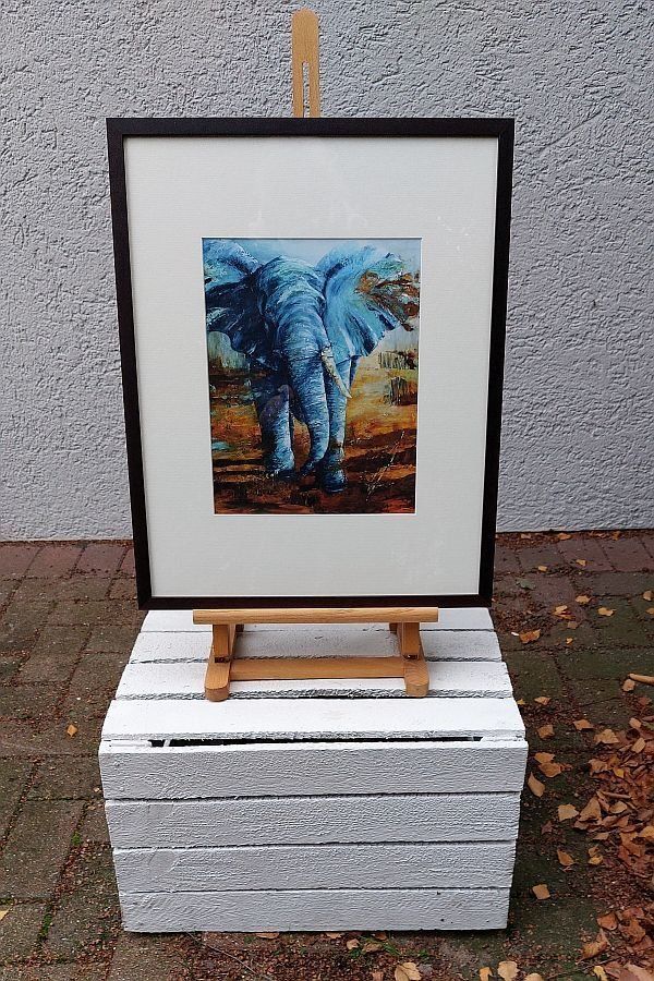gerahmter Kunstdruck mit Elefanten von vorne, blau