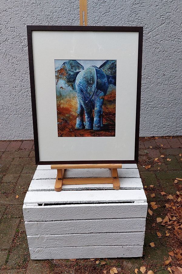 gerahmter Kunstdruck Elefante von hinten in blau