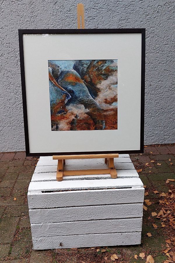 gerahmter Kunstdruck mit Elefantenkopf in einer Staubwolke