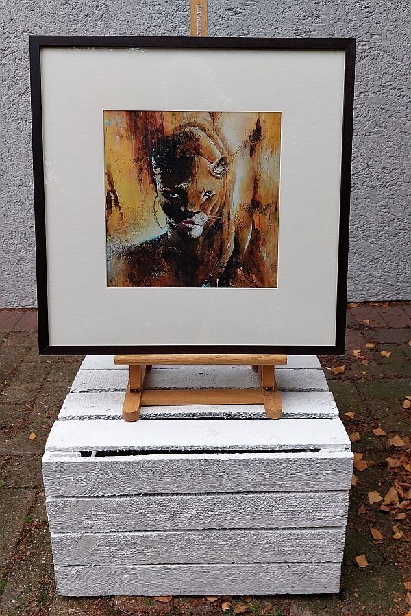 gerahmter Kunstdruck eines Portraits halb Löwin, halb afrikanische Frau
